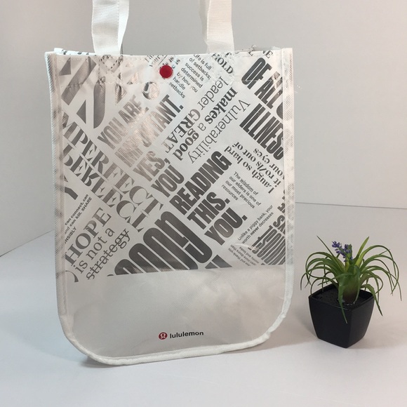 lululemon athletica Handbags - 🤍NWOT🤍LULULEMON🤍WHITE & SILVER REUSABLE  BAG